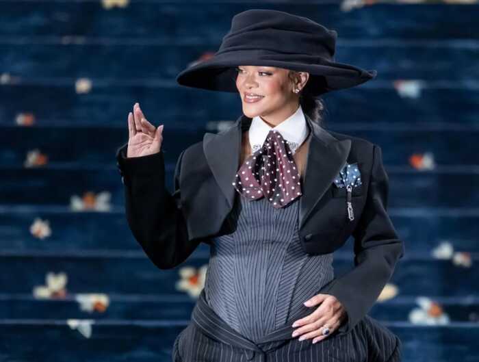 Втретє стане мамою: Співачка Ріанна продемонструвала округлий живіт на Met Gala 2025