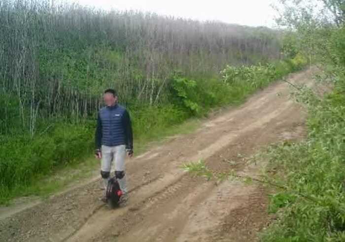 На Закарпатті затримали чоловіка, який на моноколесі намагався втекти за кордон