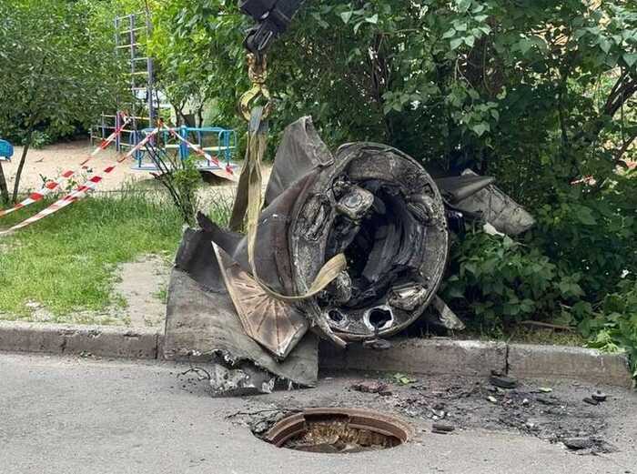 До подвір’я багатоповерхового будинку в Оболонському районі впав великий фрагмент російської ракети