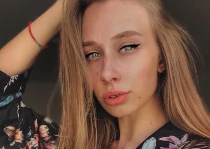 Позашлюбна донька Путіна працює в паризьких галереях, де виставляються українські художники